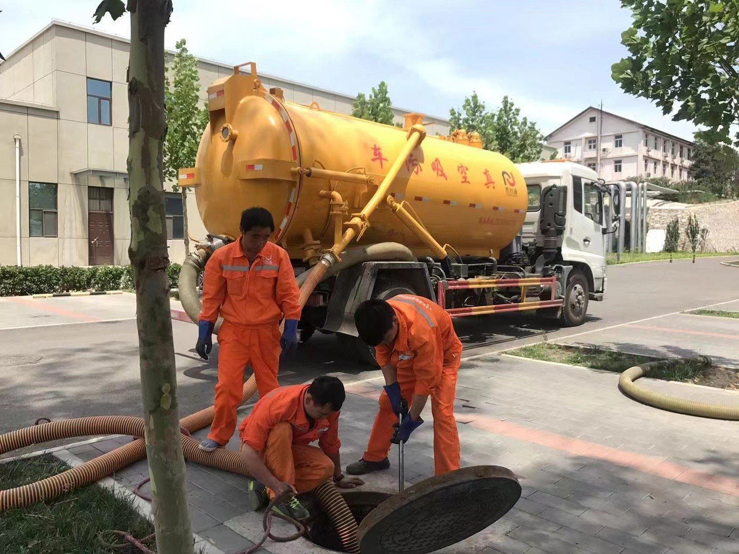 壶关管道疏通车停在窨井附近