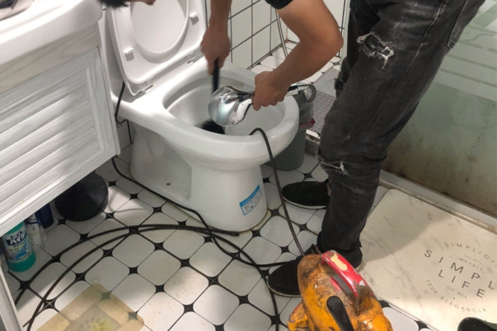 壶关马桶堵塞自己疏通还是找师傅？专业上门服务让你省时更省心